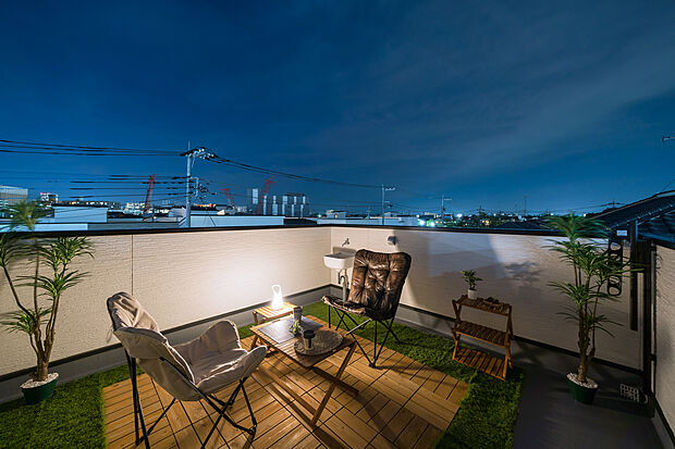 【スカイバルコニー参考例・夜景】屋上バルコニーの過ごし方
【上質な寛ぎ空間で過ごすラグジュアリープラン】
階段を上がれば、リゾート空間が目の前に広がる…。夫婦で寛ぐ。友達となごむ。少しだけ、日常を離れた癒しの空間はプレミアム◎