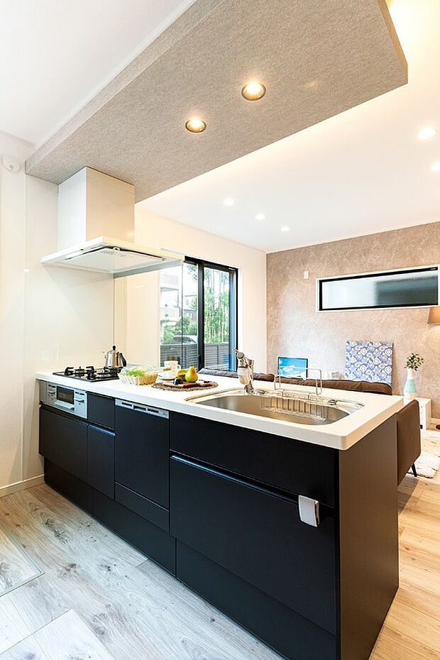 【リクシル　ES】料理も洗い物も広々出来るシンクや調理後のお掃除をラクにしたコンロなど、一人ひとりのこだわりに応えてくれるキッチンです。
清潔感のあるホワイト系の人造大理石カウンター、食器洗い乾燥機、キッチンキャビネットなど、当社オリジナルセットで提案いたします。