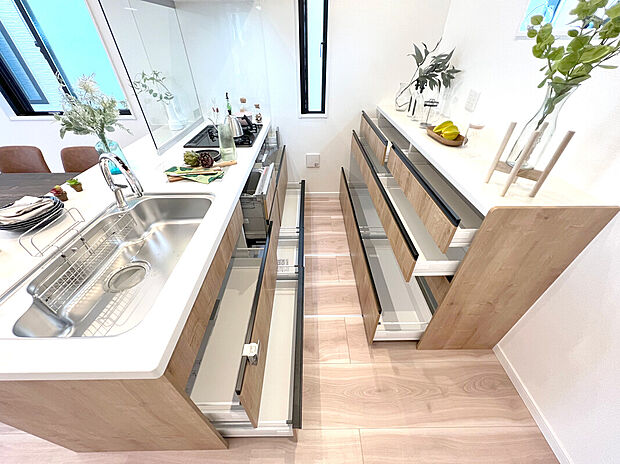 【キッチン収納】キッチンと合わせたカップボード標準設置♪統一感があり好評をいただいております！