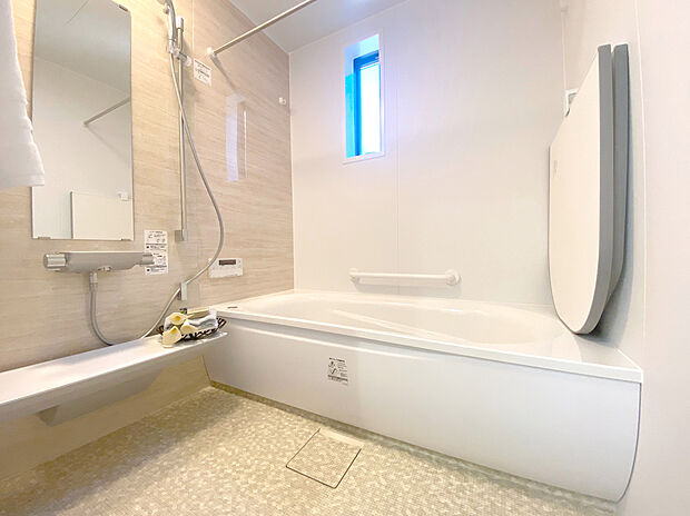 【TOTO　サザナ　ユニットバス】お風呂に入ると、一日の疲れもどこかへ消える。体だけでなく、心まで洗い流してくれる大切な時間。だからサザナは気持ちよさにとことんこだわりました。
浴槽やシャワー、お掃除まで、考え抜いた多彩な機能が、これまでにない「しあわせ」と「ゆとり」を生み出します。