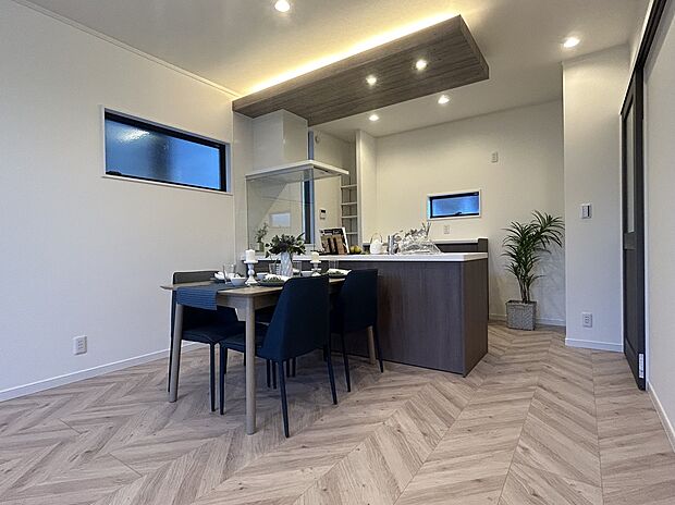 【モデルハウス】あったら良いなが揃う注文住宅仕様！希望の多い対面キッチン・下がり天井(間接照明)・カップボード・ダウンライト採用♪