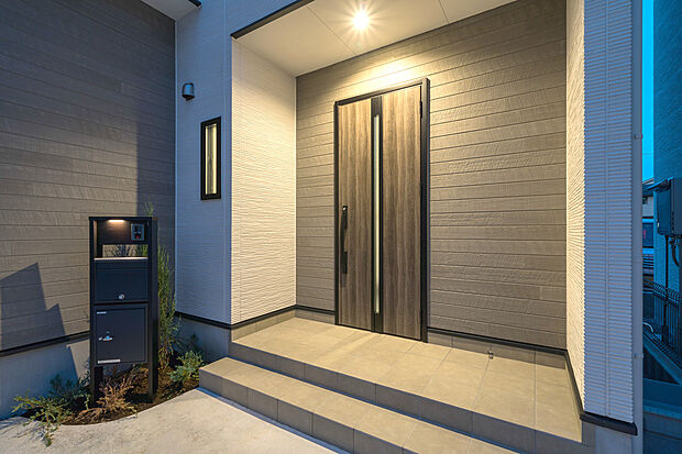 【玄関センサーライト】人の動きを感知して反応するセンサーライト！帰宅時・防犯面でも安心♪