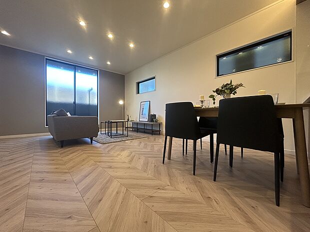 【モデルハウス】高さ2.2ｍの窓採用！通常2.0ｍより0.2ｍ高くより日の光を多く取り込める設計♪