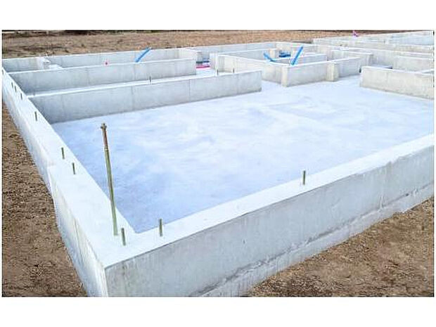 【耐震等級3相当の安心を約束【最高等級】】建物を安定して支える「一体構造高耐性ベタ基礎」。 ベタ基礎の耐圧板の厚さは150mm以上、鉄筋は直径13mmの太さを200から250mm間隔に施工。 また震度７の1.5倍にも耐える耐震強度で地震や台風に強い「六面体構造」にすることにより、基礎全体を一体化させた高性能の基礎構造です。