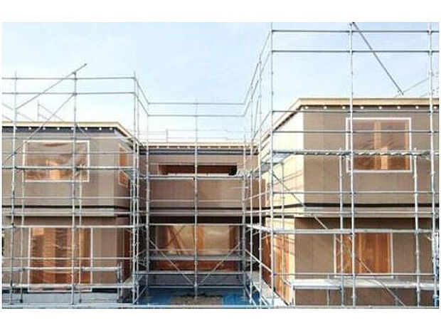 【【六面体構造】震度7の1.5倍にも耐える耐震強度】軸組工法が柱や梁などを「点」で結合するのに対し、枠組み壁工法は「面」で家を組み立て、壁・床・屋根の6面体で建物を支えます。「面構造」を基本にした住宅は、家全体が強いモノコック構造(一体構造)となり、強い耐久性を持ちます。 強度が求められる新幹線やスペースシャトルにも採用されています。