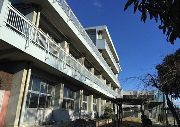 高崎市立片岡中学校(約647m)
