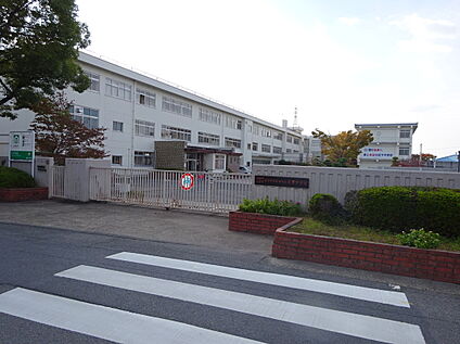 川西小学校 470m～570m(徒歩6分～8分)