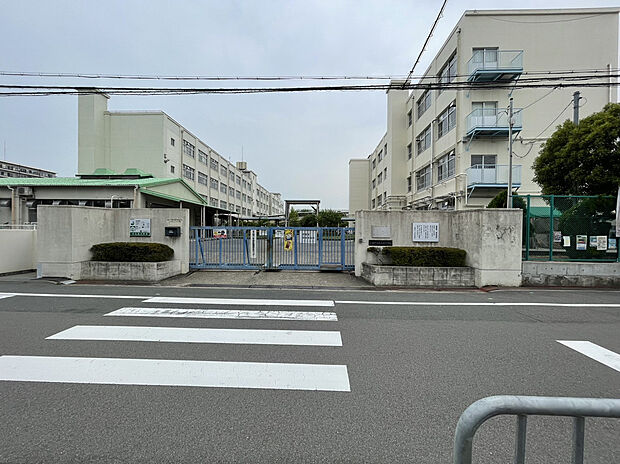 北大冠小学校（約750m）