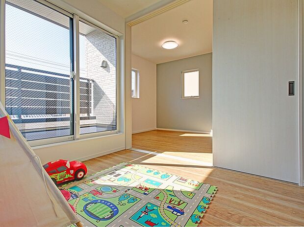 【子供部屋 参考施工例】間仕切りで2室に出来るパターン お子さんが小さい時は家族で1室で利用し、大きくなれば2室に仕切ります。 天井付けサイズの扉は特寸に付オプションです