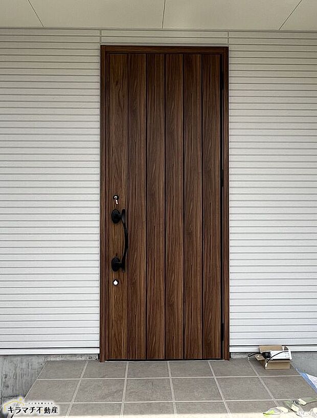 【玄関】洋風のお洒落な玄関ドアです！