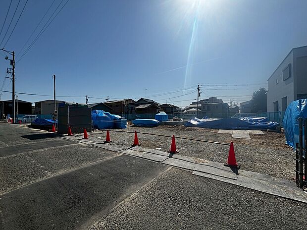 JR飯田線「豊川」駅まで徒歩約11分のロケーション。最寄りの豊鉄バス「開運通一丁目」停も徒歩約4分で、公共交通機関をご利用しやすい環境です。