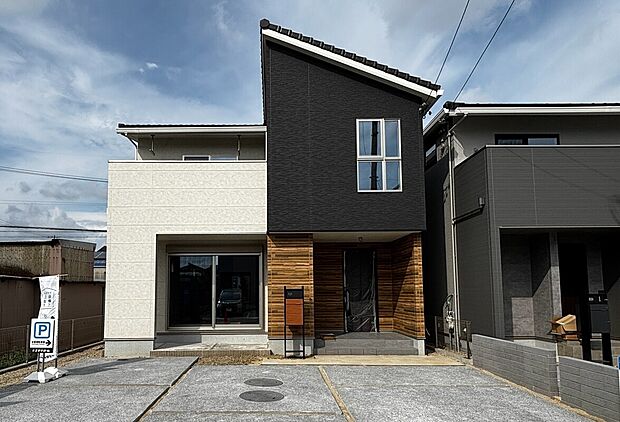 【【A-12棟 外観】】直線美が際立つ片流れ屋根。バイカラーを採用した、都会的で洗練された印象の外観デザイン。新生活をスマートに彩る住まいです。