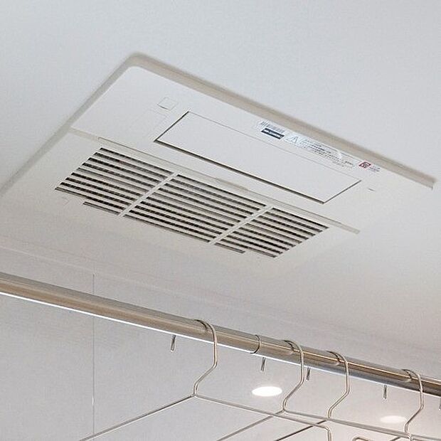 【【浴室暖房乾燥機】】花粉・梅雨時にはありがたい浴室暖房乾燥機。浴室に標準装備で夏の暑い日・冬の寒い日に重宝します。1台で暖房・乾燥・涼風・換気の4役をこなします。