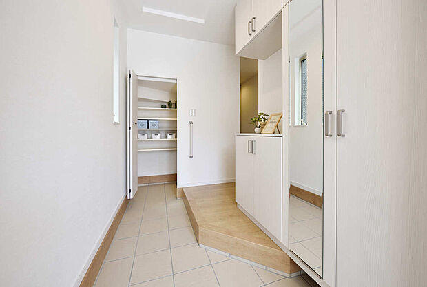 【【玄関同仕様】】外出前の身支度チェックに欠かせない姿見付きのシューズボックスを玄関に備え付けました。気持ちの良い一日の始まりは笑顔でスタート!