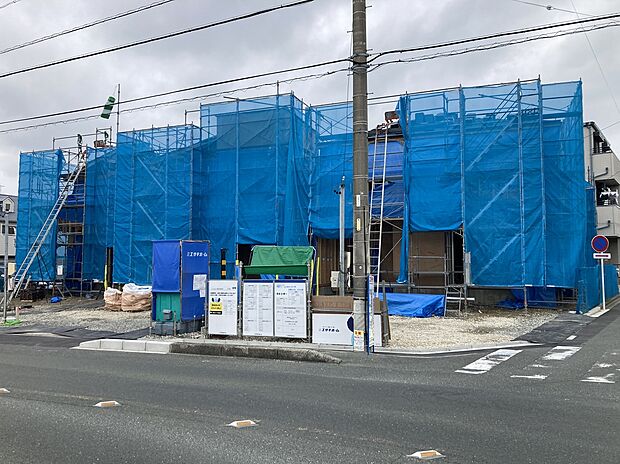 【【前面道路含む現地写真】】現在建築中です。完成に向けて順調に工事が進んでいます。