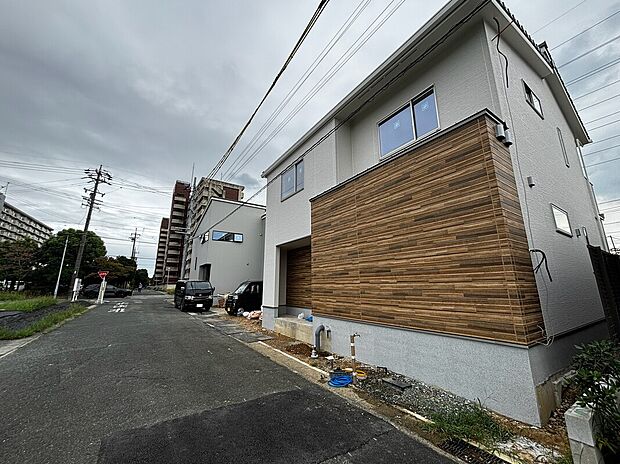 【【前面道路含む現地写真】】前面道路の幅員は、北東側約5.9ｍ。南西側は約11.9mあり、ゆとりをもって車の出し入れができます。