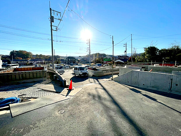【前面道路含む現地写真】穏やかな雰囲気漂う、緑と調和した街並みに建つ新築一戸建て。