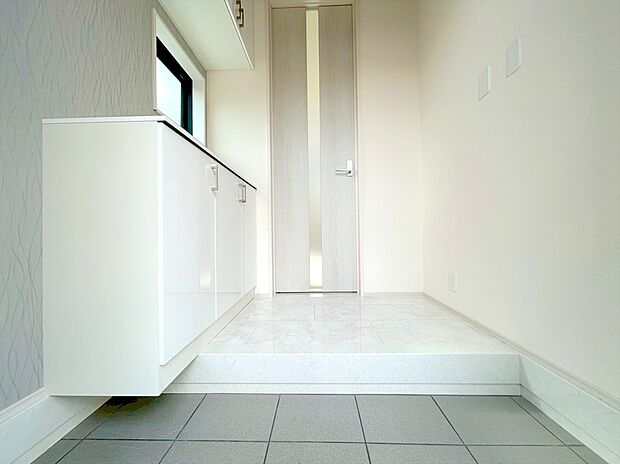 【玄関】玄関は清潔感のある空間にしたいもの。ご家族が多いご家庭にはとても便利なたっぷり収納できるシューズボックス付きです。