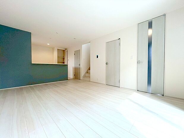 【リビング】オープンでのびやかな空間を生み出すこだわりの「広がり」と「ゆとり」。家族と過ごす時間を大切にした住空間です。