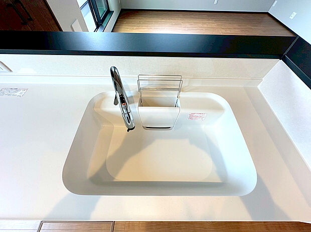 【【タッチレス水柱】】汚れた手でも触らずに吐水・止水でき、水濡れが少なく掃除が楽です。節水効果も!