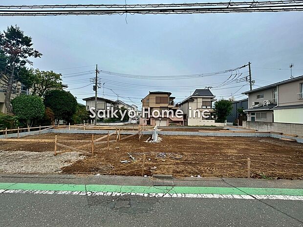 【現地外観写真】ゆとりのある駐車スペースは駐車が苦手な方にも優しい!安心して駐車ができます!