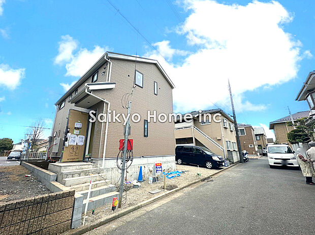 【現地写真】南向きの住宅は日当たりも良好。晴れの日はバルコニーでたっぷりと洗濯物を干すことができ家事もはかどりますよ。