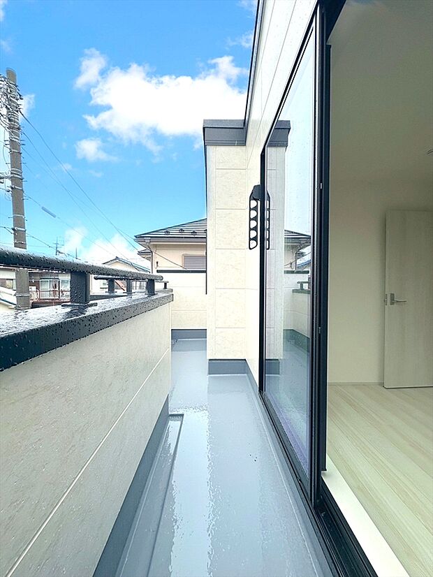 【バルコニー】お洗濯ものや布団を干したりするのに十分なスペースを取ったバルコニーは大変便利です。