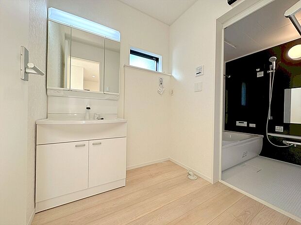 【洗面所】大きな三面鏡がついた洗面化粧台。鏡の裏にも収納があり洗面台がすっきりと片付きます。朝の身支度にも大変便利です。