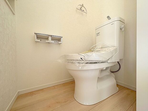 【ウォシュレット付きトイレ】快適な温水清浄便座付。いつも使うトイレだからこそ、こだわりたいポイントですね。
