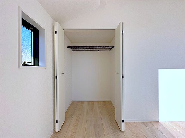 【収納】居室に収納を完備しておりますので、居室の全空間を有効活用出来ます。自分好みのお部屋で、ゆったりお寛ぎ頂けます。