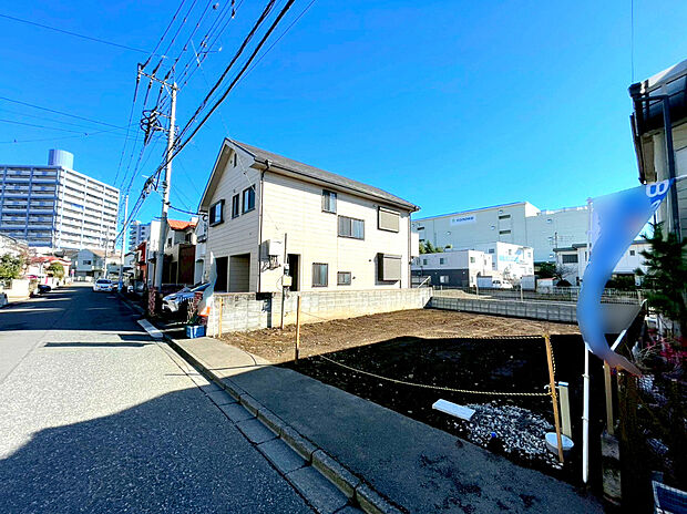 【現地外観】南向きの住宅は日当たりも良好。晴れの日はバルコニーでたっぷりと洗濯物を干すことができ家事もはかどりますよ。