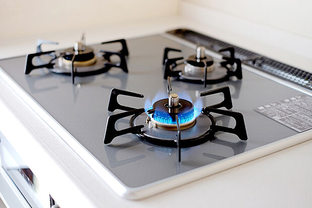 【【3口コンロ】 】凹凸が少ないフラットトップなのでお掃除もラクラクです。