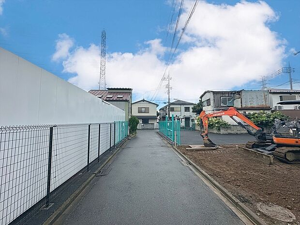 【前面道路含む外観】子育てにも嬉しい、緑豊かな自然が広がる閑静な住宅地です。この機会に是非現地をご覧ください。
