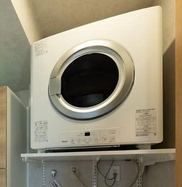 【ガス衣類乾燥機「乾太くん」】洗濯物を電気式の約1/3の約52分で乾燥。電気乾燥機に比べてランニングコストを抑えて使用できます。
ガス燃焼で８０℃以上の温風で乾燥、外干しや日光消毒でも除去できないニオイを取り除きます。
大容量のドラムで、ガスならではの強い温風をたっぷり送り込みながら乾燥させるので、繊維が根元から立ち上がり、ふんわりと快適に仕上がります。