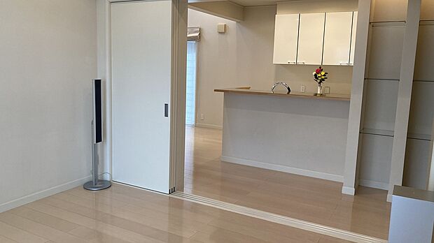【リビング】リビングからキッチンを見た写真です。扉を閉めれば個室のように利用することができ、客間としての利用にも便利です。