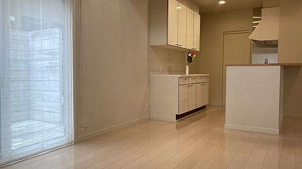 【ダイニング】ダイニングからキッチンを見た画像です。吹き抜けがあり開放的なダイニングです。