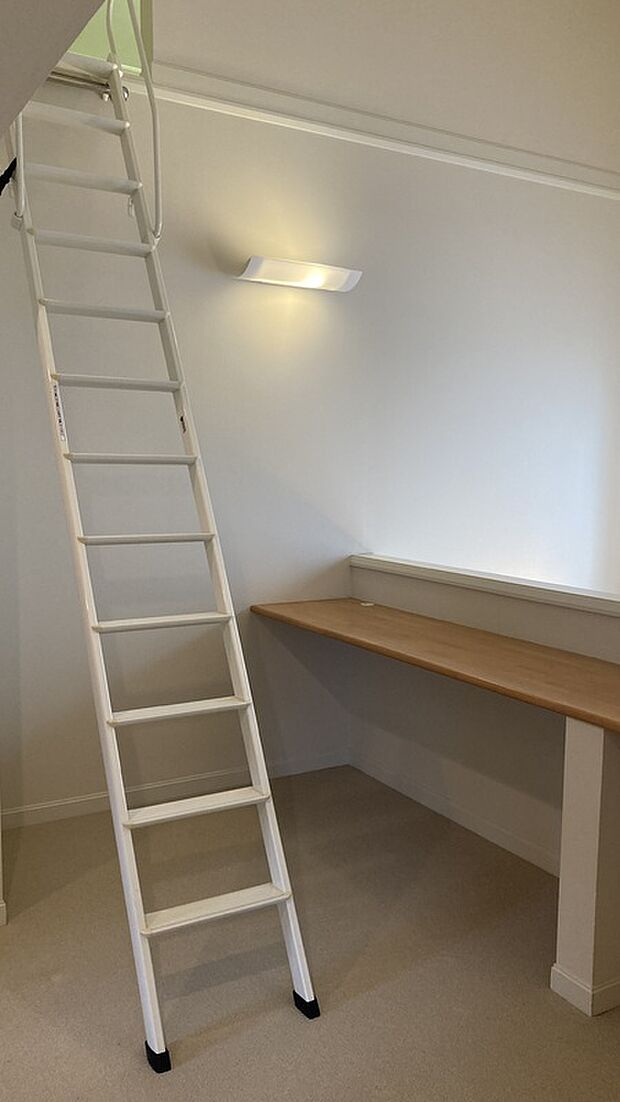 【2階ホール】2階のファミリーホールです。カウンターがあるため、ちょっとした作業や読書に便利です。梯子は小屋裏収納に上がるための物です。