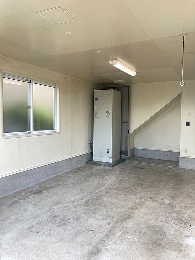 【インナーガレージ】インナーガレージの画像です。車一台分を駐車することが可能です。(車種による)