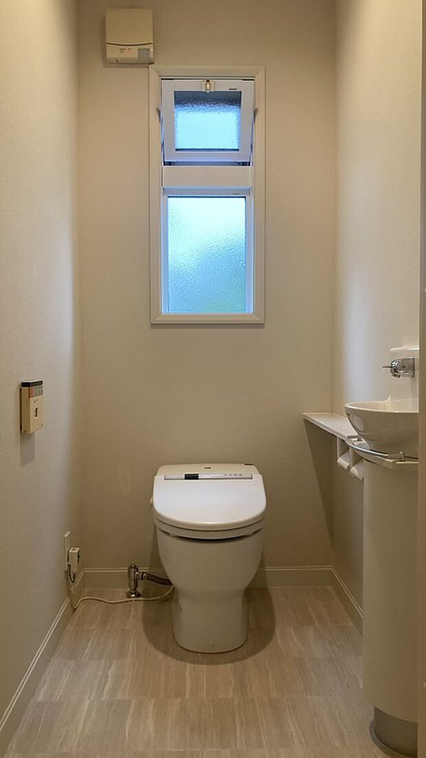 【1階トイレ】ロータンクタイプのトイレです。