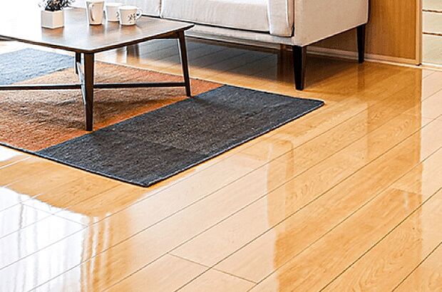 【床材】質感が魅せる美しい風合いのある床材。ナチュラルなカラーは暖かみや温もりを感じ、ダークなカラーは高級感や洗練さを演出します。