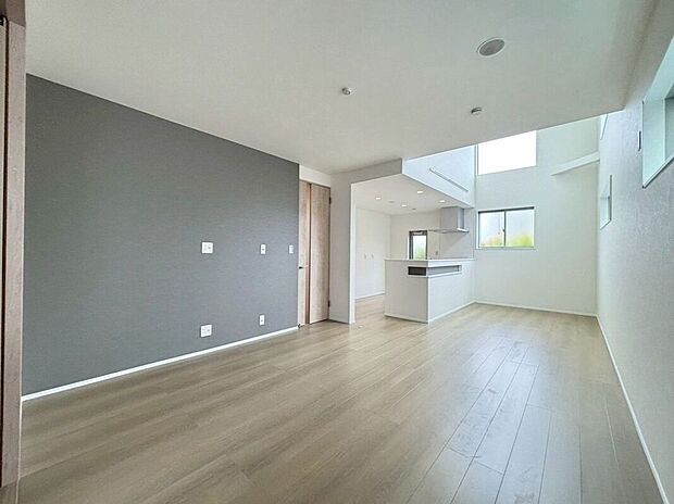 （2号棟）☆リビング☆18帖のLDK♪南向きで日当たり良好♪アクセントクロスがオシャレな空間を演出♪