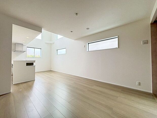 （2号棟）☆リビング☆明るく開放的なリビングは帰ってきたときにホッとしますね♪