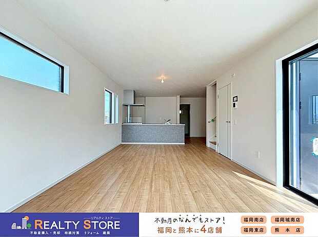 〈1号棟〉3面採光の明るいリビング♪家具の配置がしやすい窓設計です♪