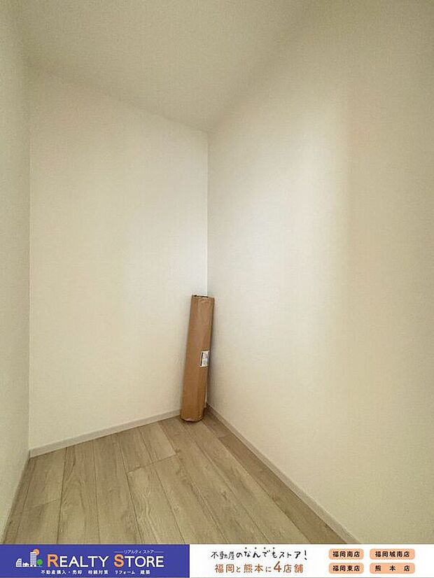 〈2号棟〉人が入れる広さがあるので、着替えや身支度をする際にも便利なWICです♪