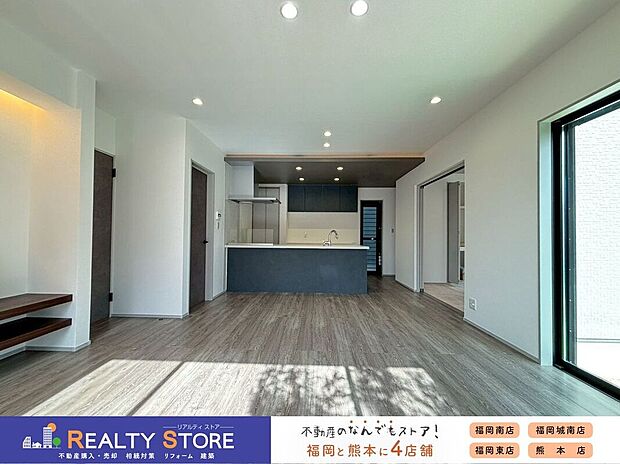 〈2号棟〉二面採光の明るいリビング♪家具の配置がしやすい窓設計です♪