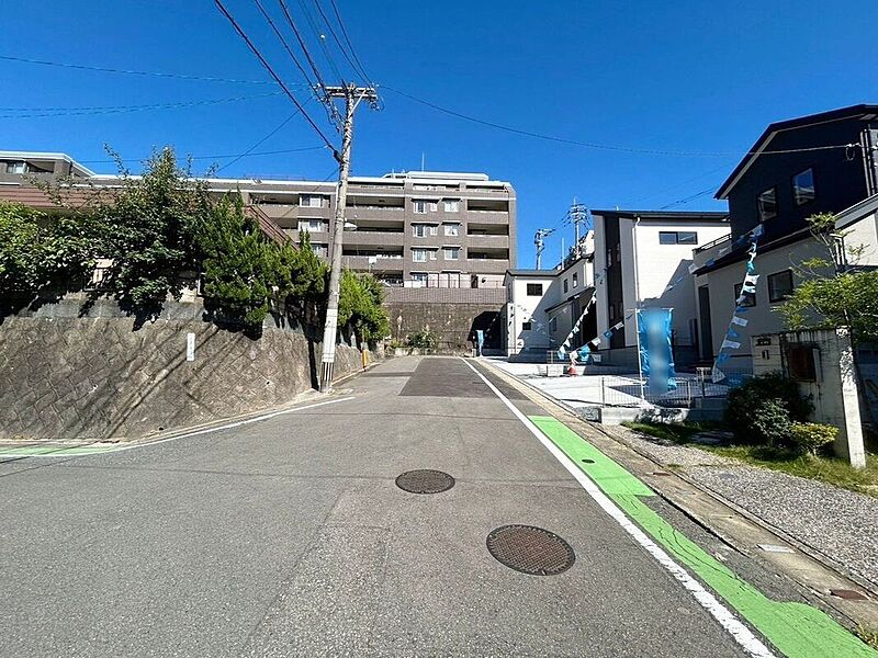 前面道路含む外観