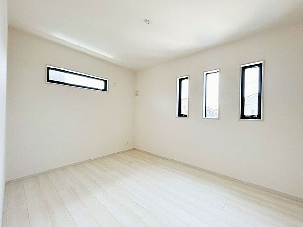 【室内】（2号棟）☆洋室☆２階は全室6帖以上♪二面採光で日中は明るい♪