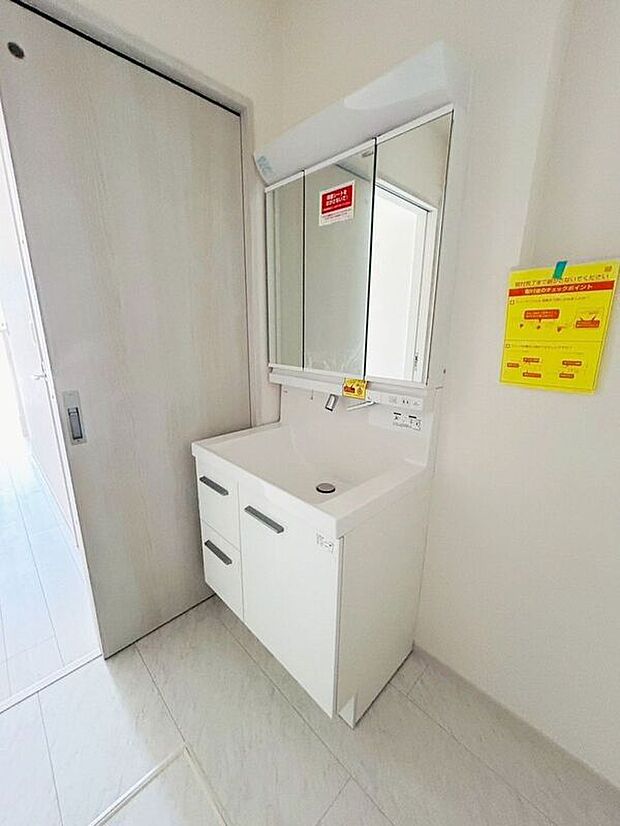 【洗面】（2号棟）☆洗面化粧台☆人気の三面鏡ドレッサータイプ♪鏡裏には便利な収納スペース♪