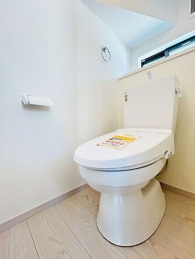 【トイレ】(2号棟)☆トイレ☆温水洗浄機付き便座♪小窓付きで日中は明るく換気もできます♪