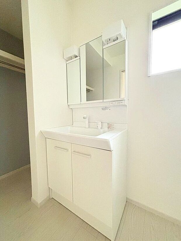 【洗面】〈6号棟〉☆洗面化粧台☆人気の三面鏡ドレッサータイプ♪鏡裏には便利な収納スペース♪